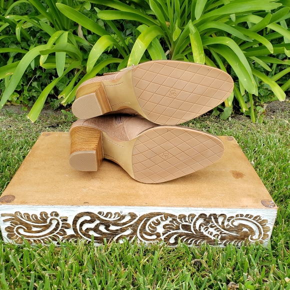 Beautiful Donald J. Pliner Natural/Neutral Leather Buckle Booties - Picture 12 of 13